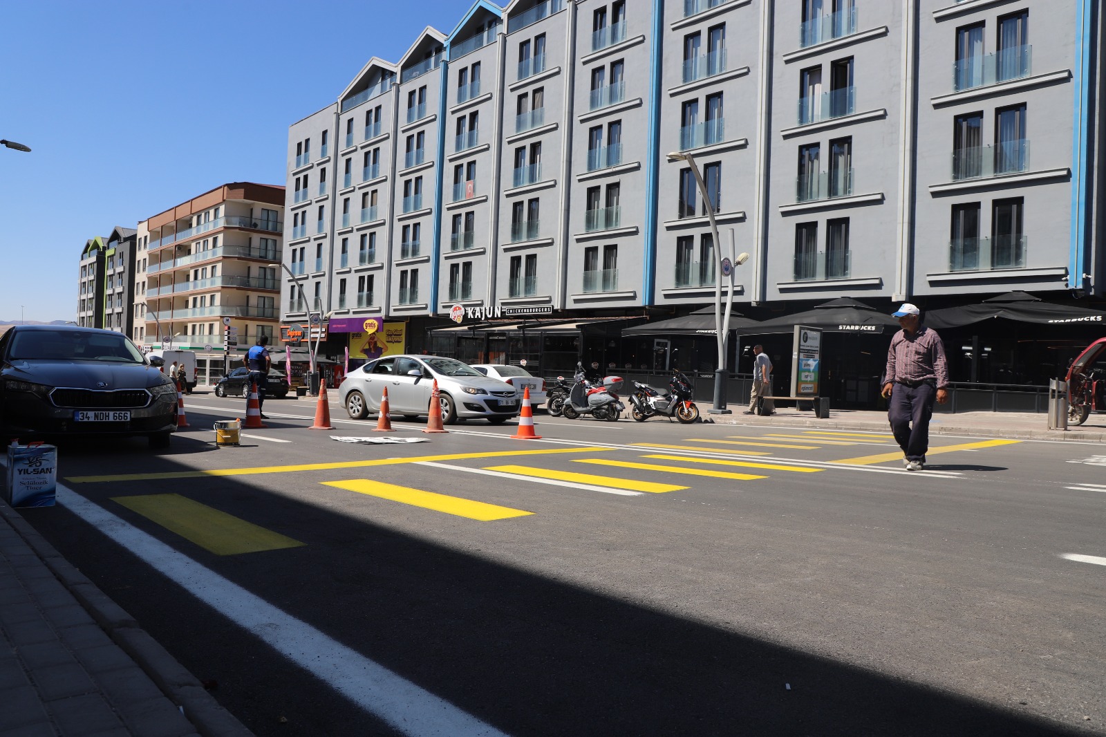 devlet-bahceli-bulvarinda-yaya-gecidi-calismalarimiz-araliksiz-devam-ediyor